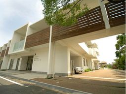 明るい外観の建物