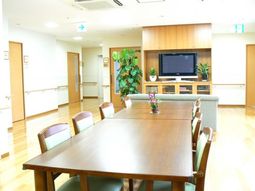 共有スペースの明るい一室