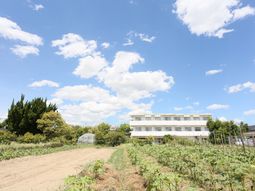 青空と緑の施設外観