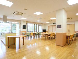 広々とした明るい食堂