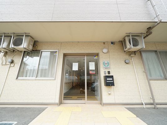エントランスの明るい外観