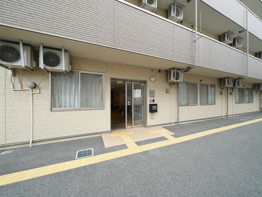 明るい施設のエントランス