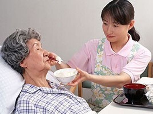 介護スタッフと利用者の食事時