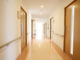 明るい照明の廊下