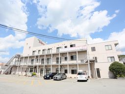 明るい日差しの外観