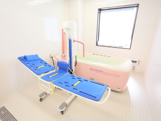 清潔な浴室設備 浴室 利用者の安全と快適さを考えた、広々とした浴室です。リフト付き浴槽は安心して入浴ができる設計になっています。