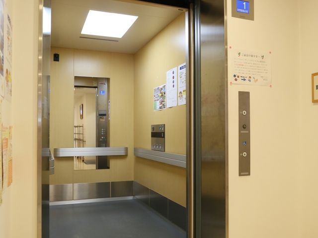 ナースステーションのカウンター エレベーター 清潔で機能的なカウンターは、日常の業務に対応しやすい工夫がされています。スタッフと利用者のコミュニケーションも取りやすい設計です。