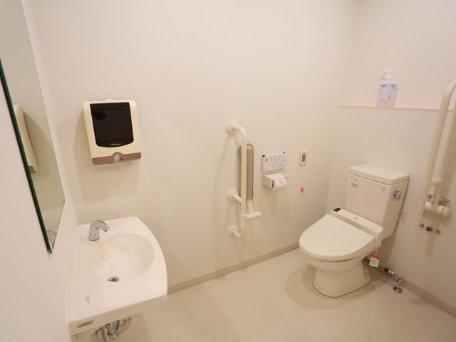 バリアフリートイレ トイレ 手すり完備で安全なトイレ空間です。清潔感があり、快適にお使いいただける設計となっています。