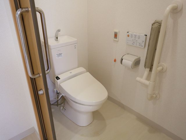バリアフリートイレ設備 トイレ サポートバー付きの清潔なトイレ空間。安全と快適さを考慮した設計で、日々の暮らしをサポートします。