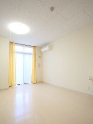 明るい居室の一角