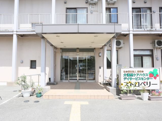 清潔感のある施設エントランス 出入口 広々としたエントランスは明るく開放感があり、足元には配慮が感じられる設計です。この施設でのお仕事では、来訪者を温かく迎える環境が整っています。