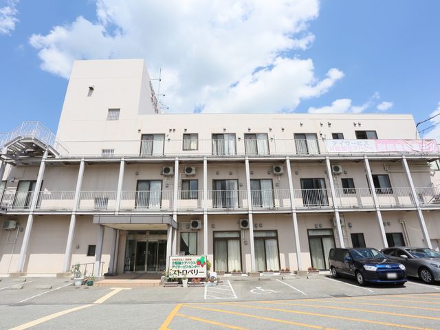 明るい日差しの外観 外観 ゆったりとした駐車スペースが確保された、心安らぐ施設の入り口です。明るく開放感のある環境で、新たな職場としてご検討ください。