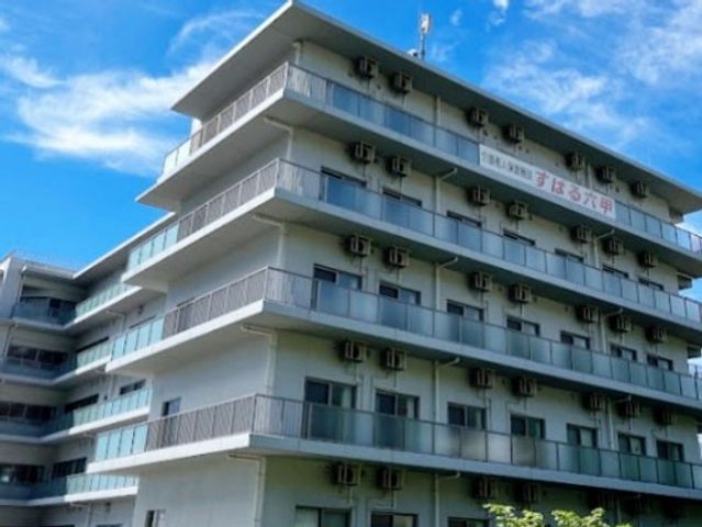 モダンな建物外観 外観 開放的なデザインが印象的な建物です。青空の下で心地よい雰囲気を感じられます。
