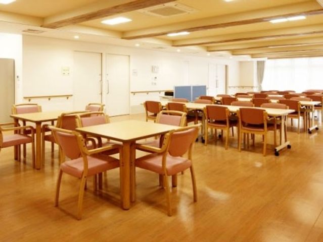 明るい共用スペース リビング 広々としたリビングは、温かみある木製のテーブルと椅子でリラックスできます。
