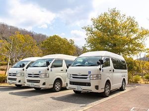 送迎車が並ぶ外観  