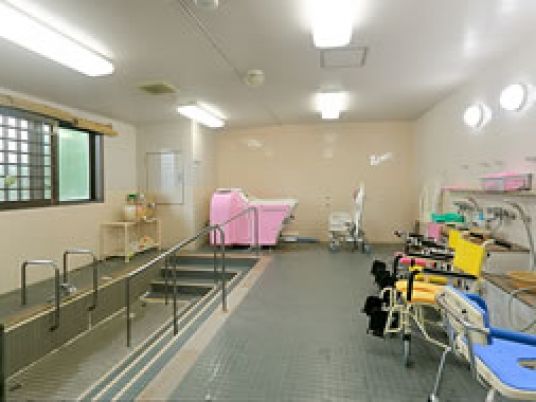 介護向けの広い浴室