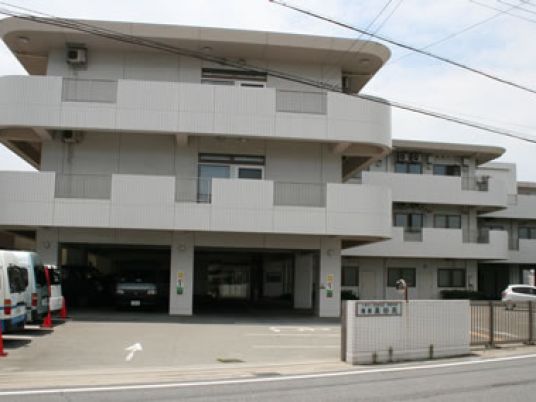 白い外観の建物