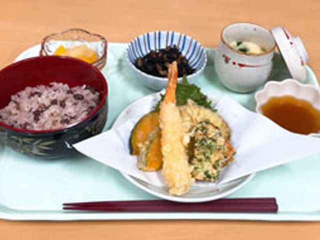 和食のお盆が置かれたテーブル 食堂 栄養バランスを考えた和食の提供が行われています。利用者の好みに応じた美味しい食事が楽しめます。