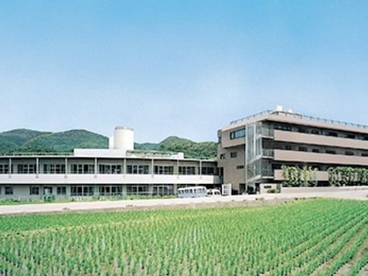 施設外観と田園風景  