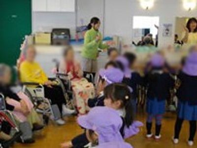 訪問者で賑わう居室