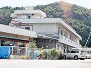 山に囲まれた外観
