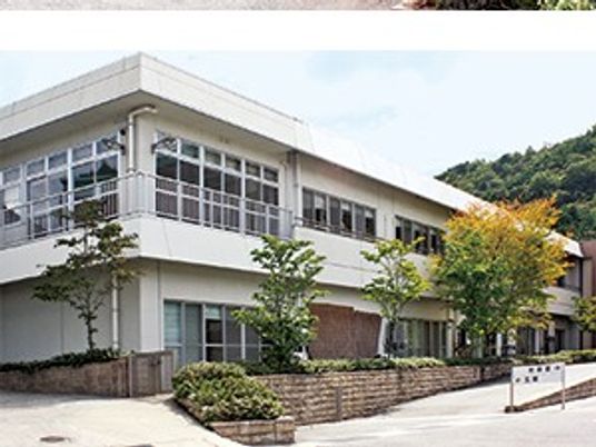 明るい建物の外観