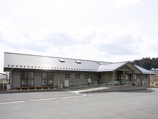 広々とした施設の外観