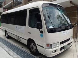 白い送迎用バス