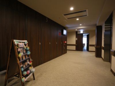 明るく広々とした廊下