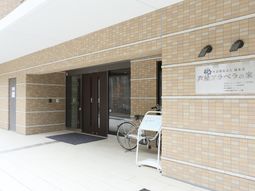 清潔感ある施設のエントランス