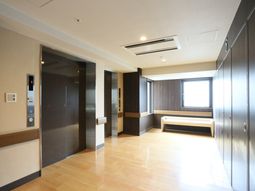 エレベーターホールの明るい空間