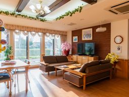 明るい共有リビング空間