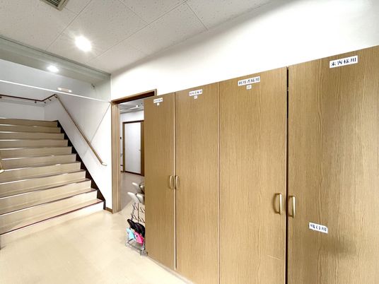 階段近くのクローゼット