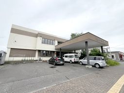 駐車場のある建物外観