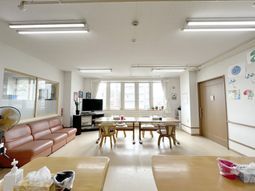 光が差し込むラウンジ