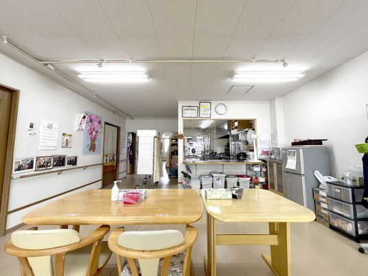 明るい食堂の様子