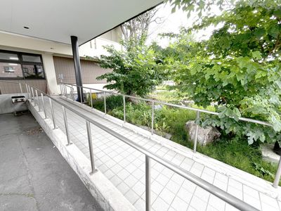 屋外の手すり付き通路