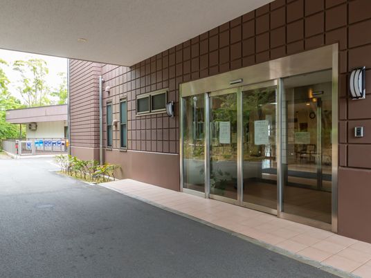 入口の横の建物