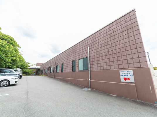 広い駐車スペースの建物外観