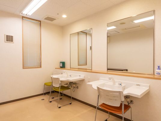 明るい洗面台の設備