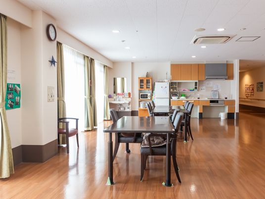 明るい共用リビング