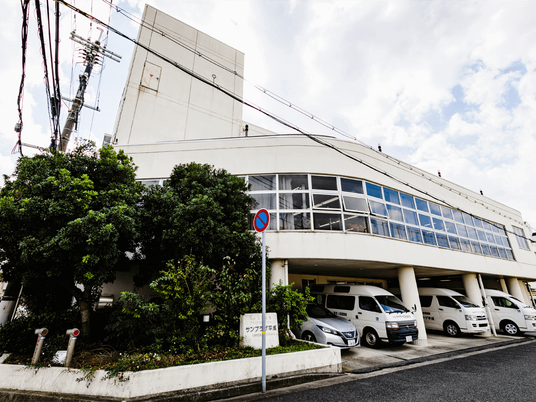 施設外観と送迎車  