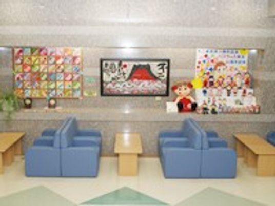 アートが飾られた壁の前