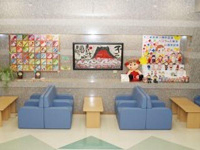 アートが飾られた壁の前 ロビー アート作品が飾られた、落ち着いた雰囲気のロビーです。ゆったりとしたソファでくつろげます。