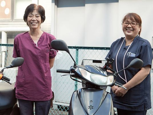 スタッフとバイクの外観前  