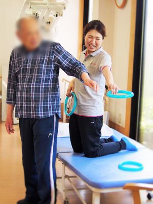 指導するスタッフの姿