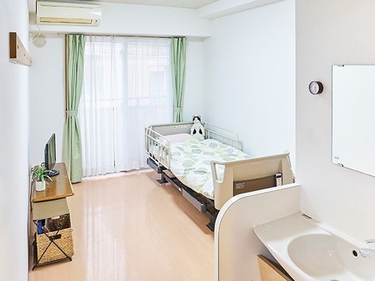 明るい居室の一室  