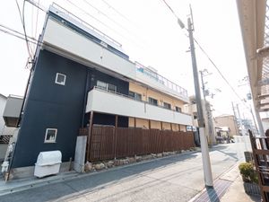 モダンな三階建て外観