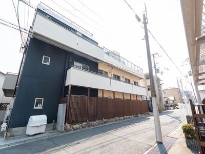 モダンな三階建て外観