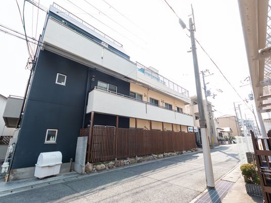 モダンな三階建て外観